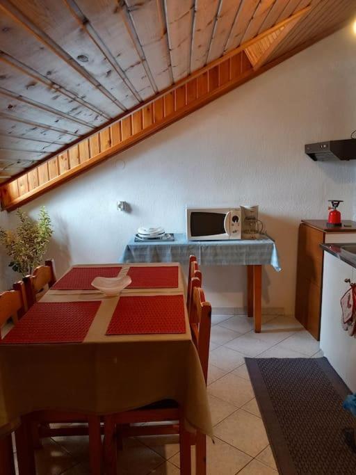 מצובון Cozy Loft With Fireplace & View מראה חיצוני תמונה