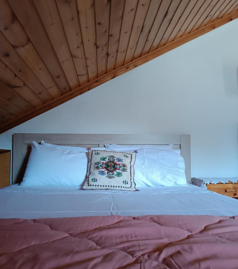 מצובון Cozy Loft With Fireplace & View מראה חיצוני תמונה